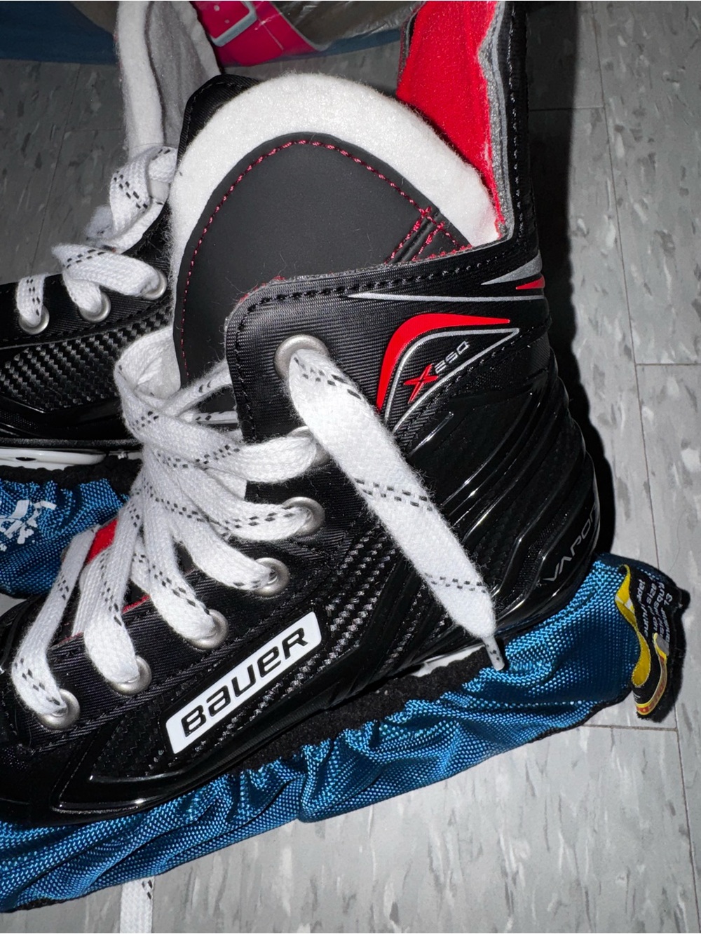 Hockey kids Bauer Kids Black and red.  & Shoe-Style Skate Cover